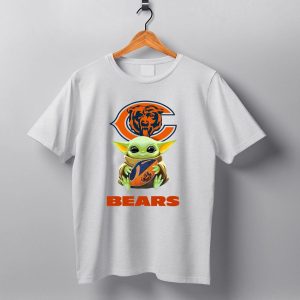 Baby Yoda Hug Chicago Bears Football Bears T Shirt