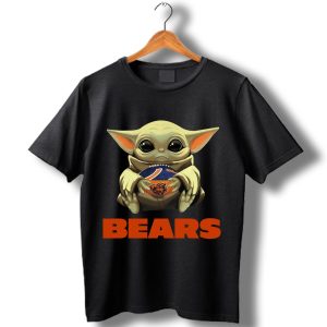 Baby Yoda Hug Chicago Bears T-Shirt