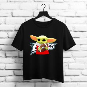 Baby Yoda Hug Philadelphia Eagles shirt