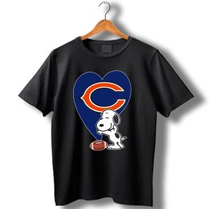 Chicago Bears Snoopy Hug Heart Football T Shirt