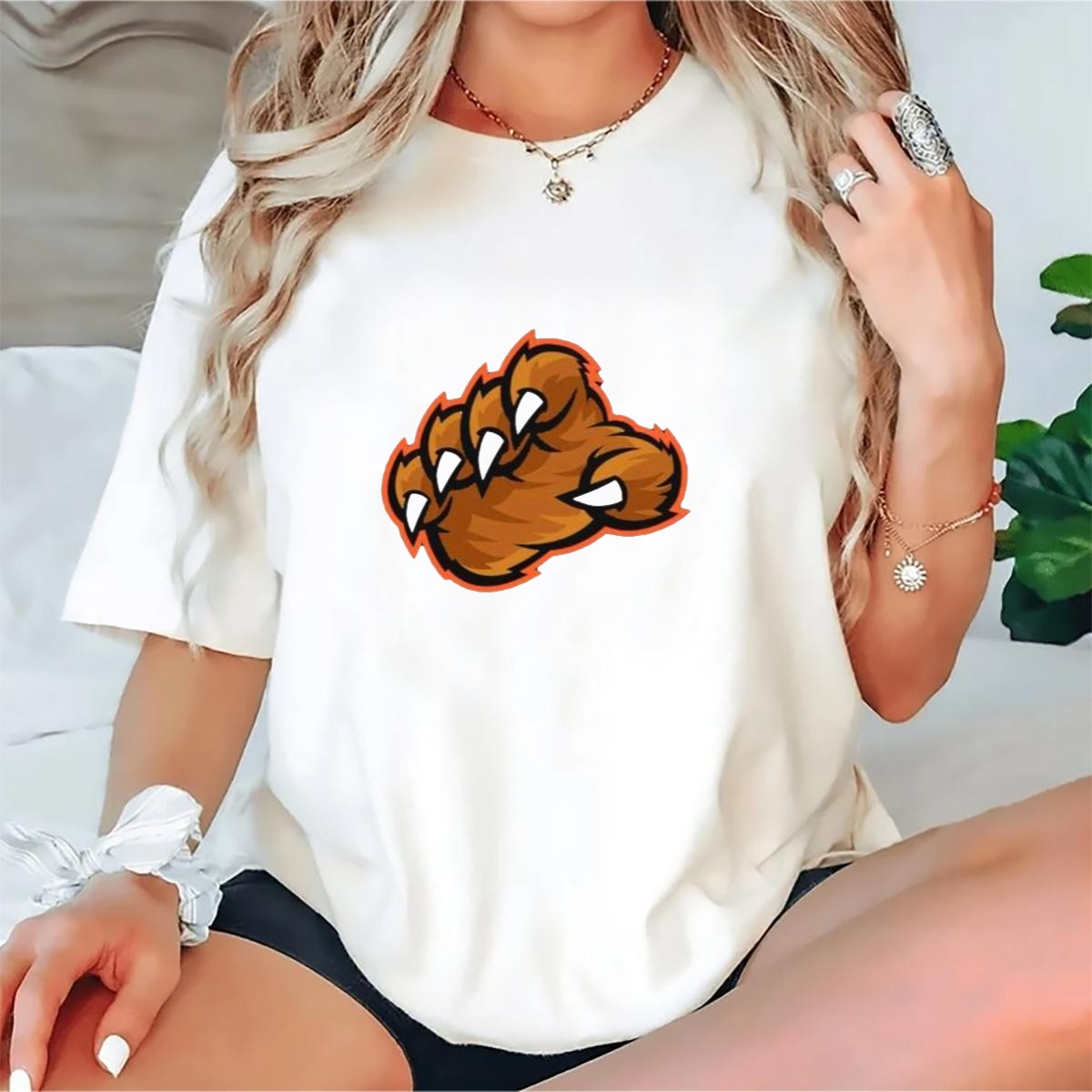 Chicago-Bears-The-Claw-Paw-Logo-Retro-Football-Fan-Gear-T-Shirt-1_t-shirt-1_2