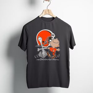 Cleveland Browns 06 Peanuts Dancing With Snoopy And Charlie Brown In Front Of Helmet T-Shirt