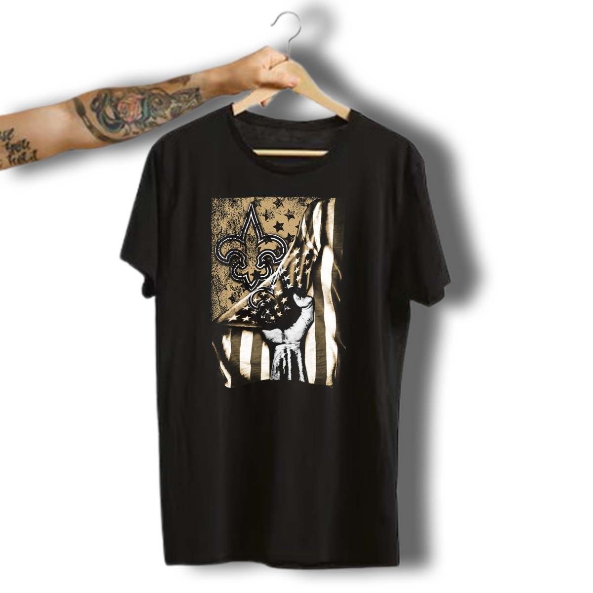 Flag-New-Orleans-Saints-Fleur-De-Lis-Stars-And-Stripes-Hand-Pulling-Black-And-Gold-T-Shirt-1_t-shirt-3_4