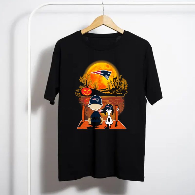 New England Patriots Snoopy And Charlie Brown Halloween Pumpkin Night Scene T Shirt T Shirt 1