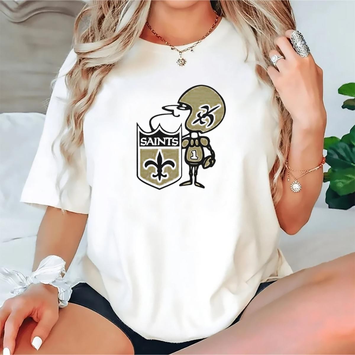 New-Orleans-Saints-1967-Alt-Logo-Fleur-De-Lis-Football-Player-T-Shirt-1_t-shirt-2_3