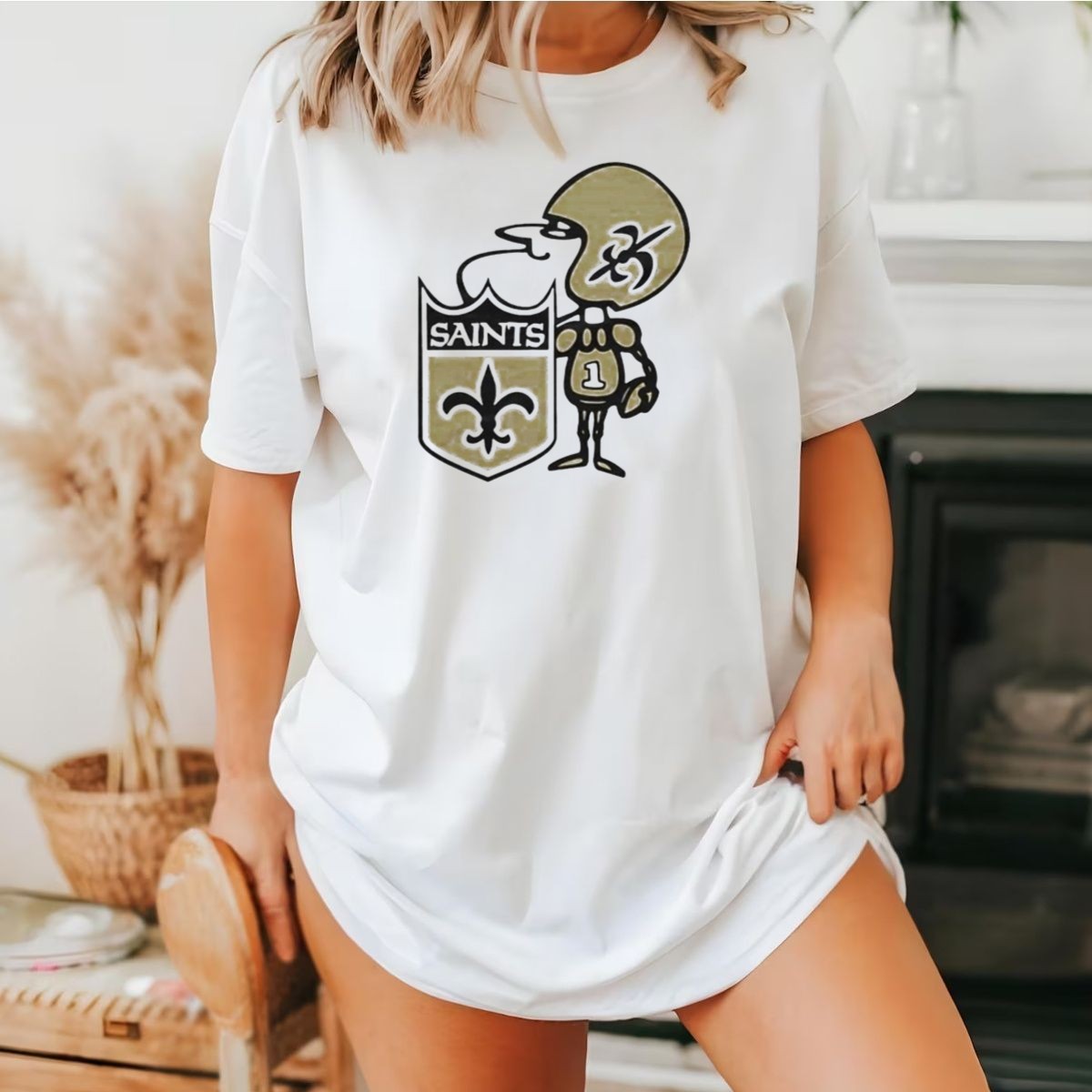 New-Orleans-Saints-1967-Alt-Logo-Fleur-De-Lis-Football-Player-T-Shirt-1_t-shirt-4_5