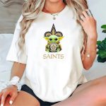 New-Orleans-Saints-Baby-Yoda-Hug-Star-Wars-Fleur-De-Lis-T-Shirt-1_t-shirt-2_3