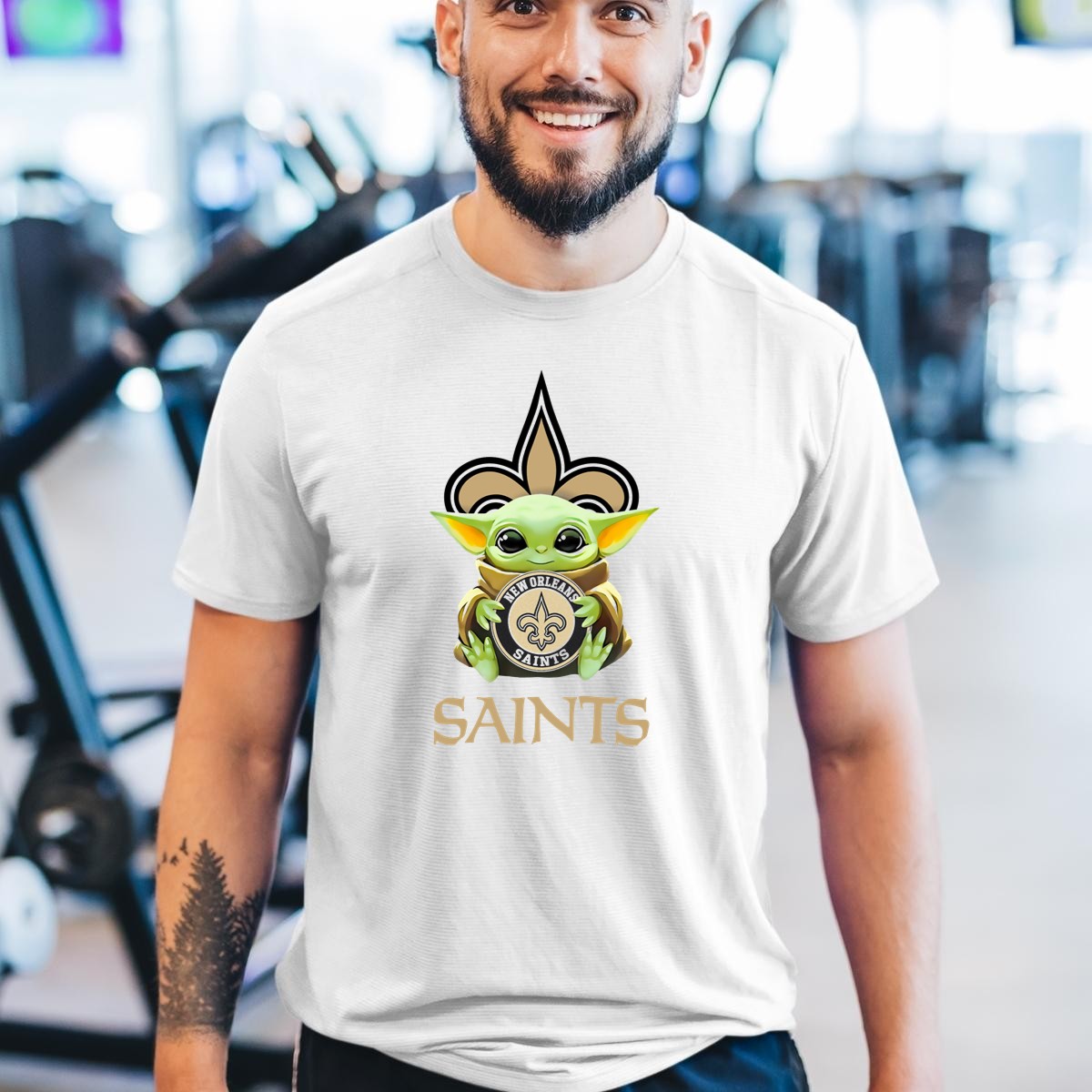 New-Orleans-Saints-Baby-Yoda-Hug-Star-Wars-Fleur-De-Lis-T-Shirt-1_t-shirt-3_4