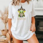 New-Orleans-Saints-Baby-Yoda-Hug-Star-Wars-Fleur-De-Lis-T-Shirt-1_t-shirt-4_5