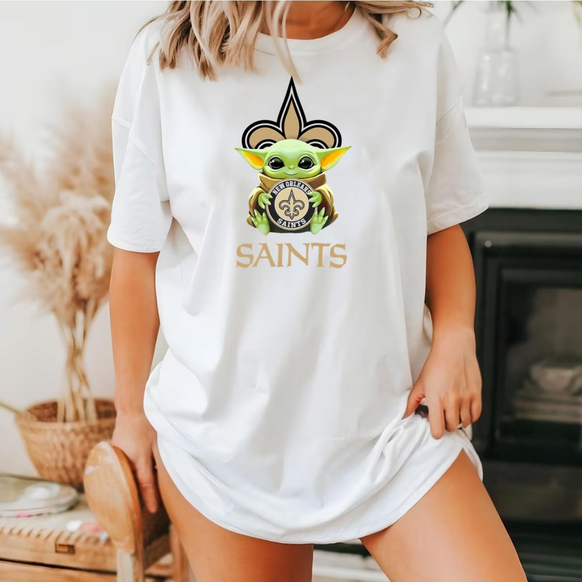 New-Orleans-Saints-Baby-Yoda-Hug-Star-Wars-Fleur-De-Lis-T-Shirt-1_t-shirt-4_5