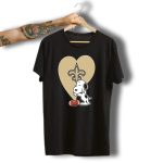 New-Orleans-Saints-Snoopy-Hug-Heart-Fleur-De-Lis-Football-T-Shirt-1_t-shirt-3_4