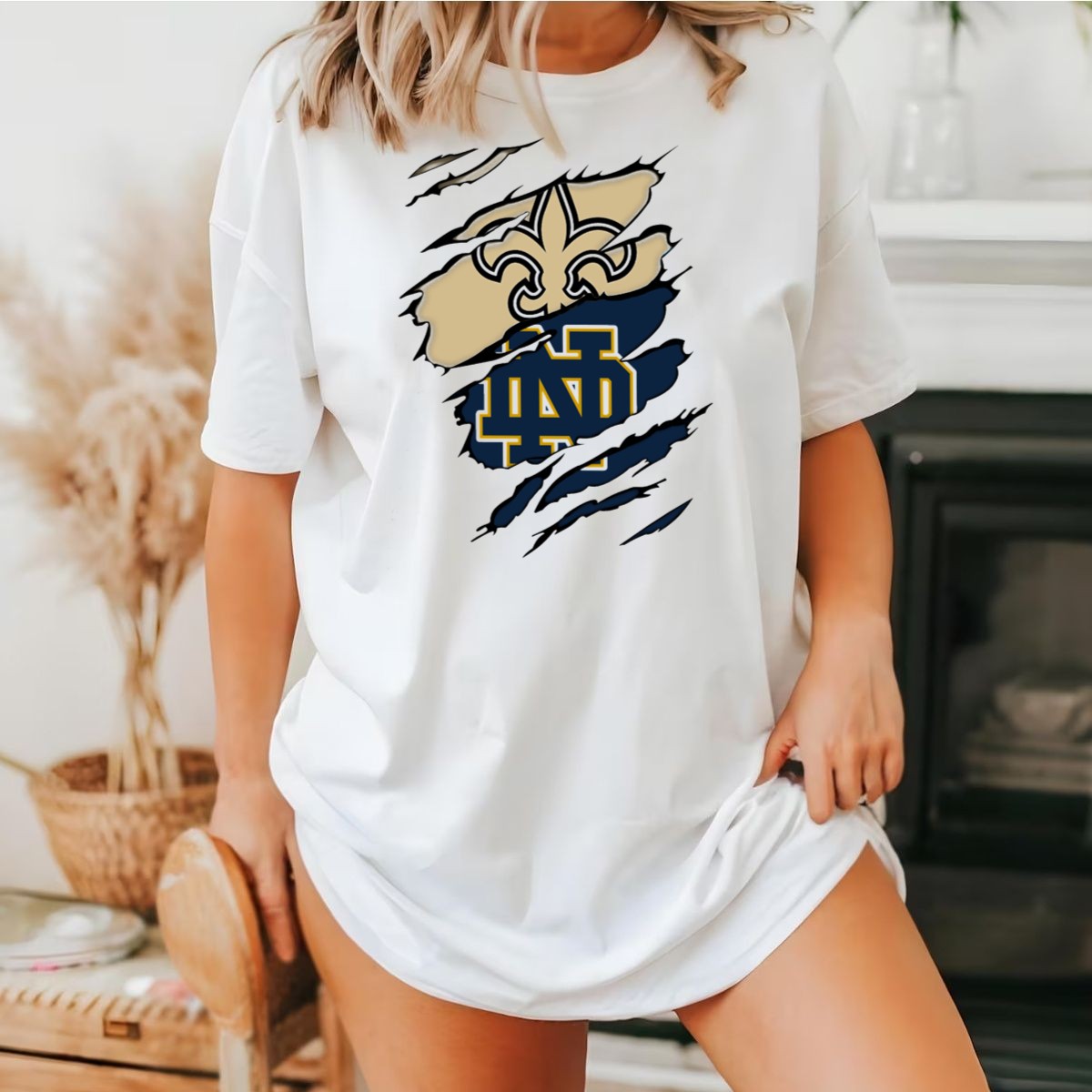 Notre-Dame-Irish-Saints-Fleur-De-Lis-Logo-Rip-Effect-T-Shirt-1_t-shirt-4_5