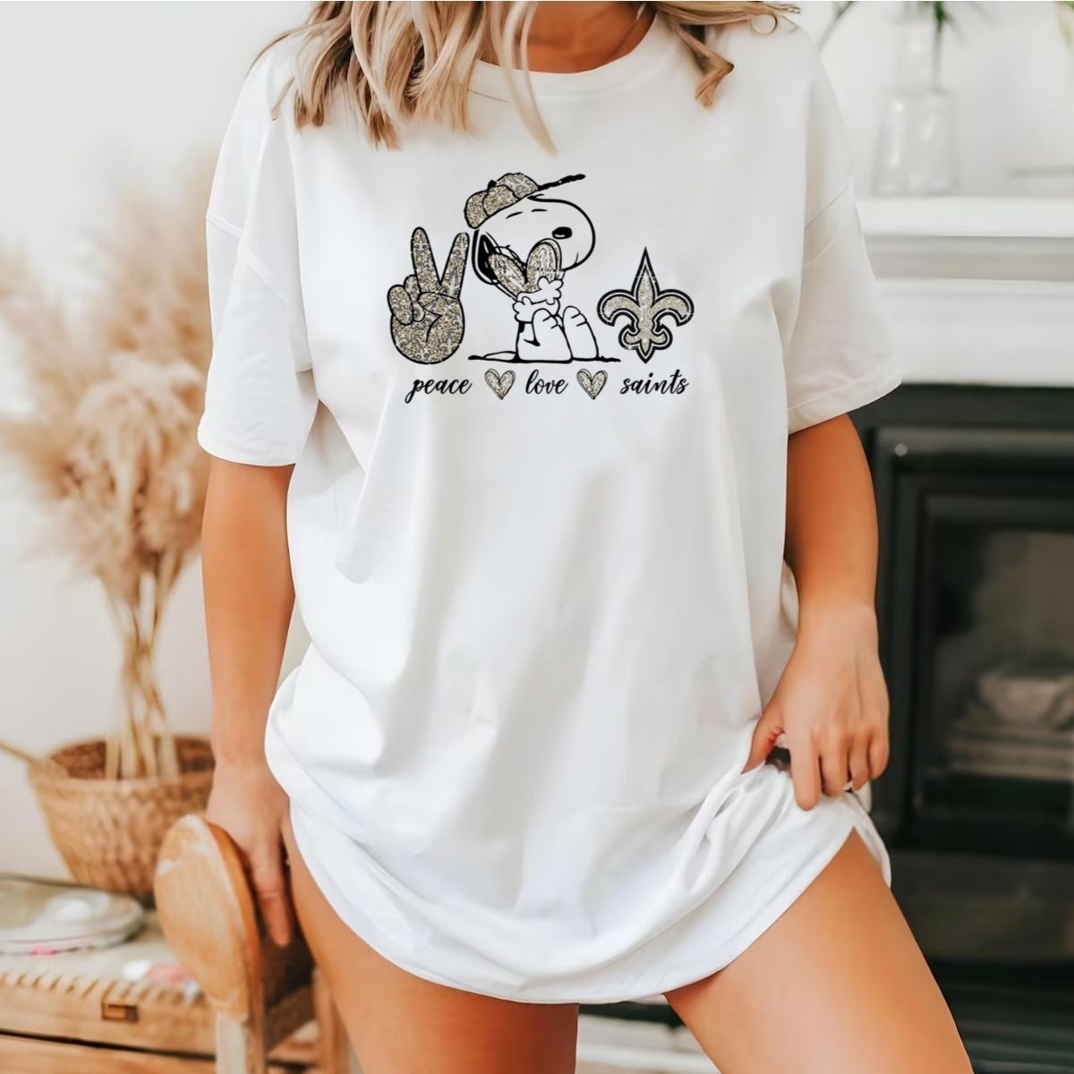 Peace-Love-Snoopy-Fleur-De-Lis-Saints-T-Shirt-1_t-shirt-4_5