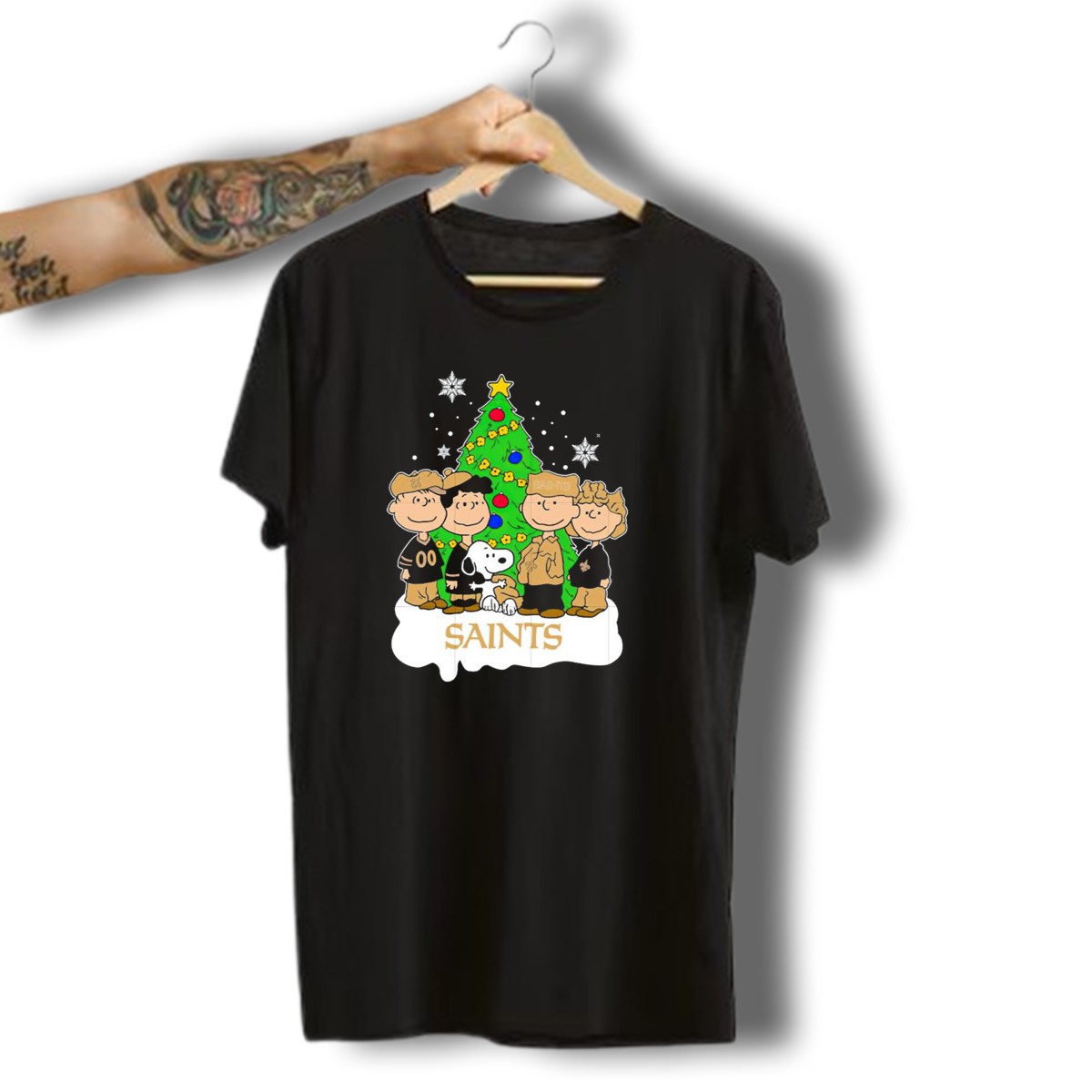 Peanuts-Christmas-New-Orleans-Saints-Characters-With-Tree-T-Shirt-1_t-shirt-3_4