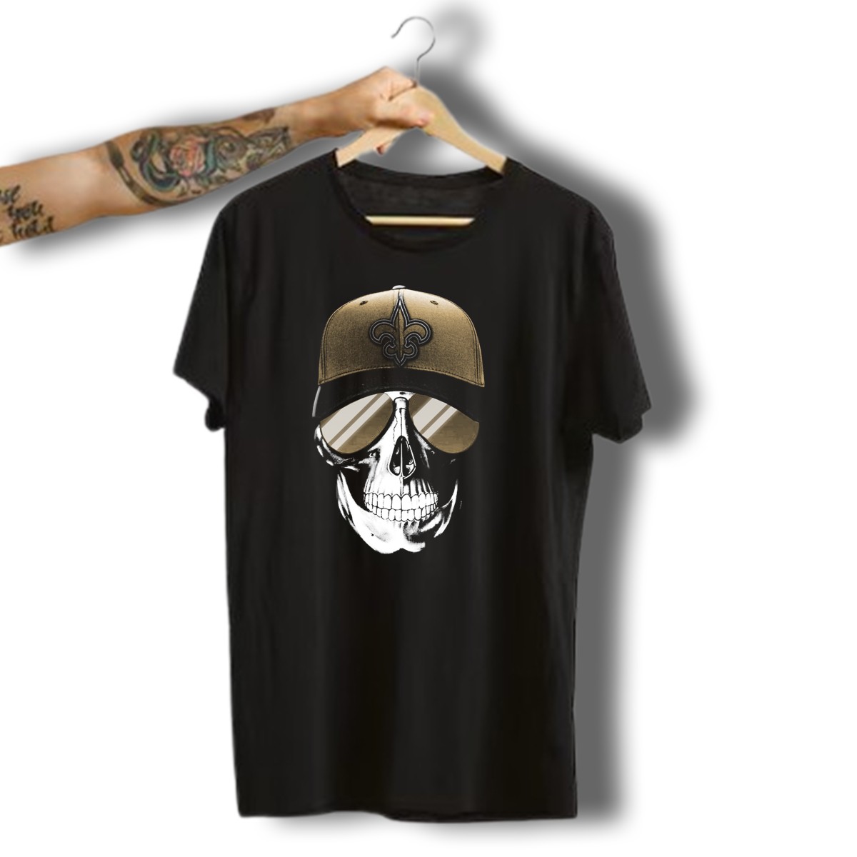 Skull-V7-New-Orleans-Saints-Fleur-De-Lis-Hat-And-Sunglasses-T-Shirt-1_t-shirt-3_4