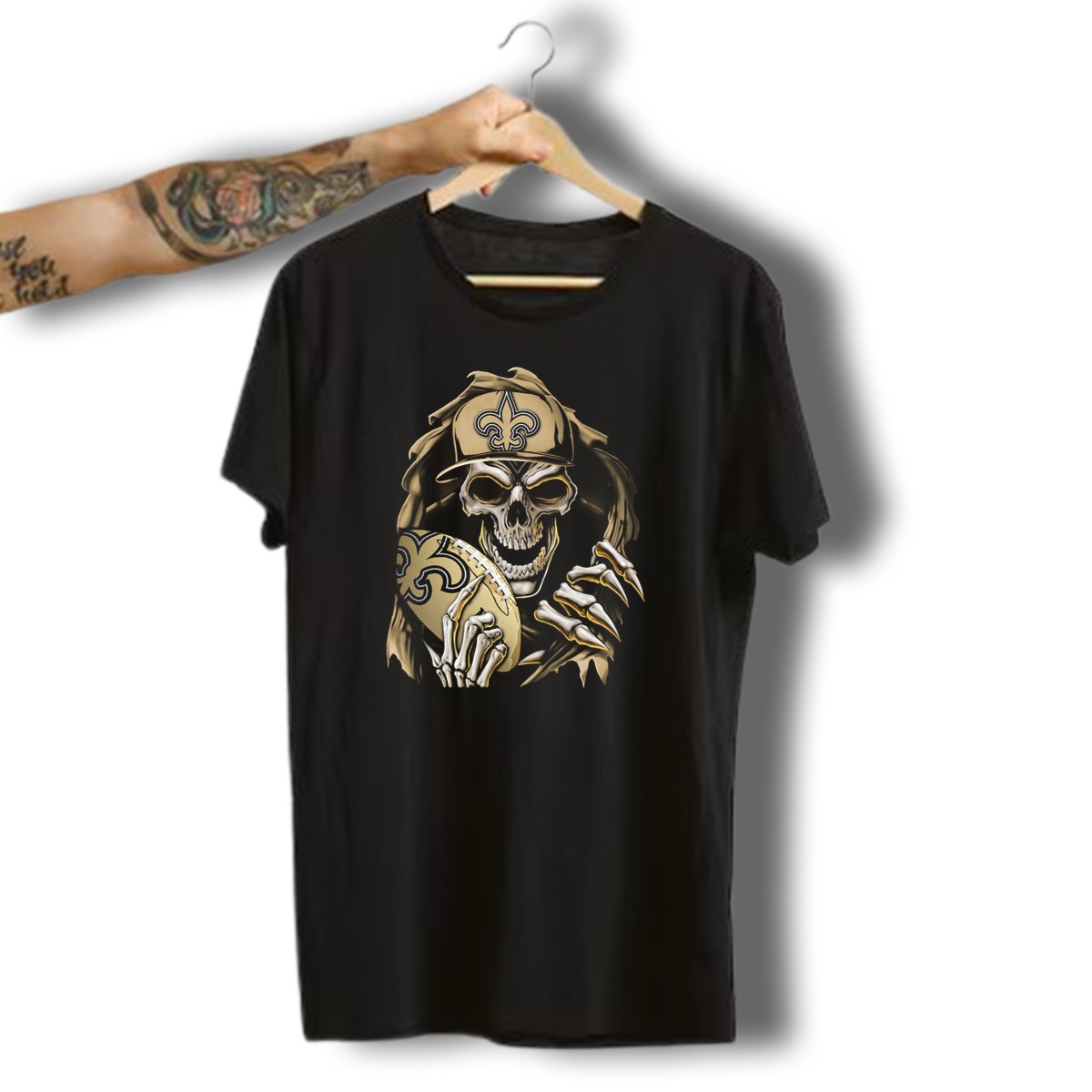 Skullbong-New-Orleans-Saints-Skeleton-Holding-Football-With-Fleur-De-Lis-Cap-T-Shirt-1_t-shirt-3_4
