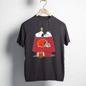 Snoopy And Woodstock On Doghouse With Cleveland Browns Helmet And Football T-Shirt