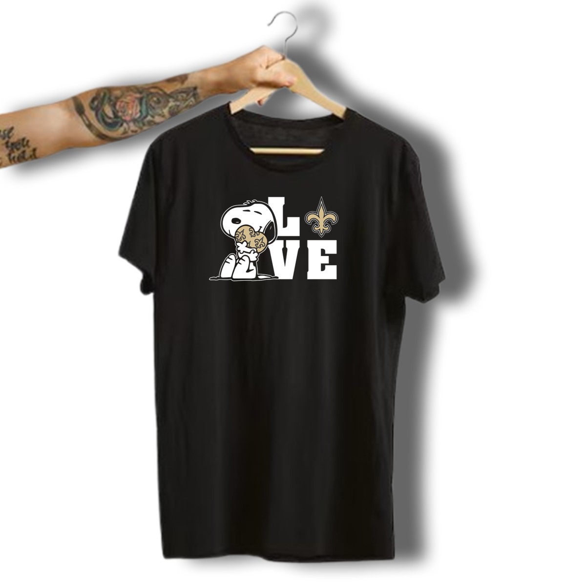 Snoopy-Love-New-Orleans-Saints-Fleur-De-Lis-Hug-T-Shirt-1_t-shirt-3_4