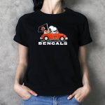 Snoopy-and-Woodstock-Driving-Cincinnati-Bengals-Car-with-Flag-T-Shirt-1_t-shirt-3_4