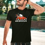 Snoopy-and-Woodstock-Driving-Cincinnati-Bengals-Car-with-Flag-T-Shirt-1_t-shirt-4_5