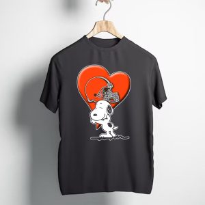 Snp CLEVELAND BROWNS Snoopy Hugging Heart Football Helmet T-Shirt