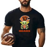 Star-Wars-Baby-Yoda-Holding-Chicago-Bears-Emblem-T-Shirt-1_t-shirt-1_2