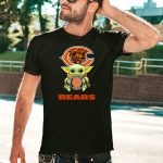 Star-Wars-Baby-Yoda-Holding-Chicago-Bears-Emblem-T-Shirt-1_t-shirt-4_5