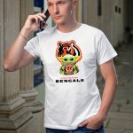 Star-Wars-Baby-Yoda-Hug-Cincinnati-Bengals-T-Shirt-1_t-shirt-3_4