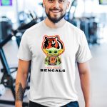Star-Wars-Baby-Yoda-Hug-Cincinnati-Bengals-T-Shirt-1_t-shirt-4_5