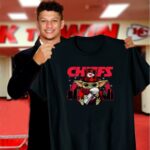 baby yoda kansas city chiefs hug super bowl 2019 2020 1 3 t shirt.jpg