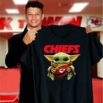 baby yoda loves the kansas city chiefs star wars 3 t shirt.jpg