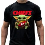baby yoda loves the kansas city chiefs star wars 4 t shirt.jpg